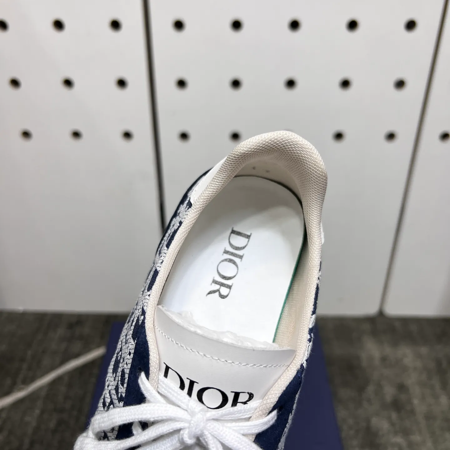 Factory price: 420💰【DIAo•Dior】Original quality.~ Unique modern style sneakers. 🏃A must-have casual shoe for trendy men😍😍 Original brand imported from Italy, imported original leather, sheep lining (refuses to discolor and grind feet) Sole: Original sole provided by the original factory, French lazy style design ⚠️Fit to the feet, original quality, super comfortable original sole. It’s like shooting the real thing 🎬The real thing is better, high-quality sneakers, size: 38-44, custom-made 45